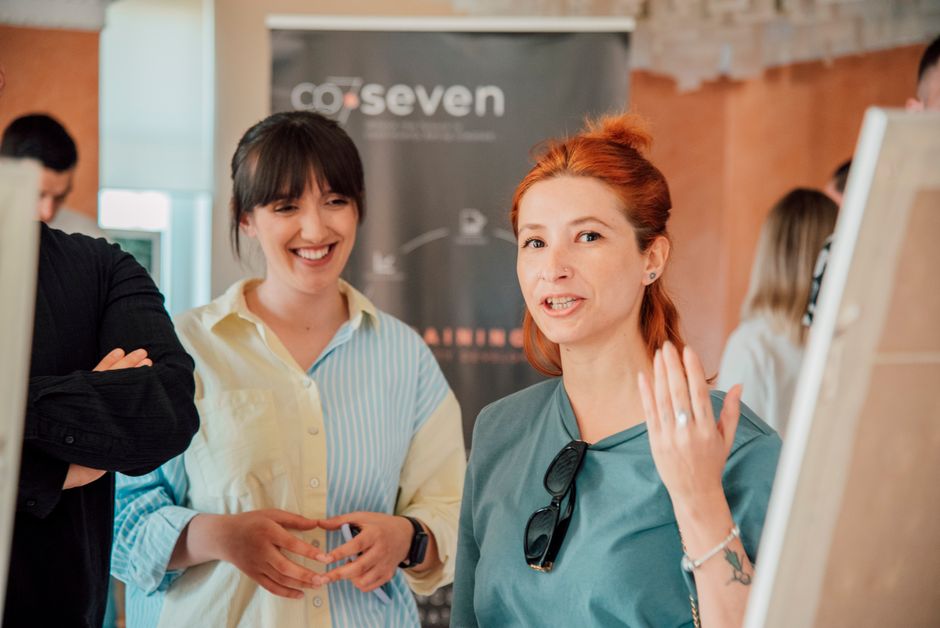 Преподаватель веб-дизайна Pro Academy S.A. помогает студентам создавать интерфейсы и макеты
